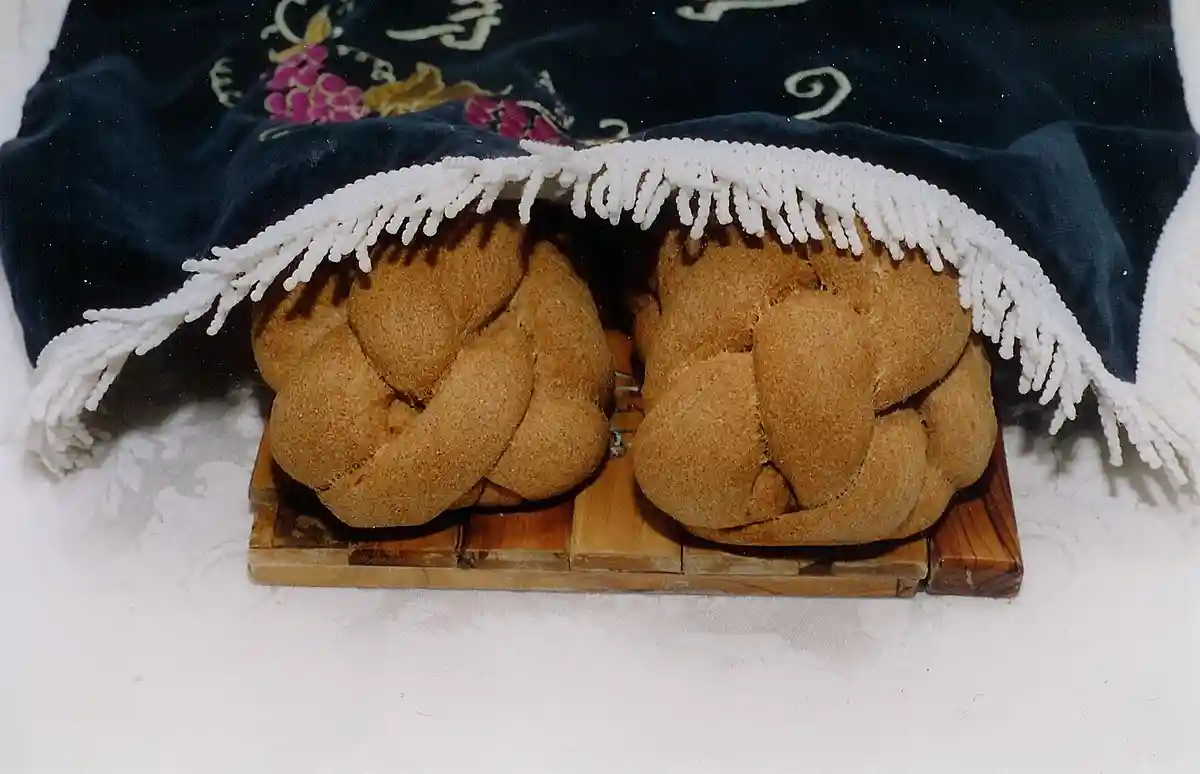 https://commons.wikimedia.org/wiki/File:Shabbat_Challos.jpg