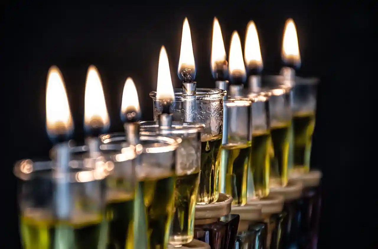 <a href="https://pixabay.com/photos/hannukah-votive-candles-6823687/">Photo by Ri_Ya on Pixabay</a>
