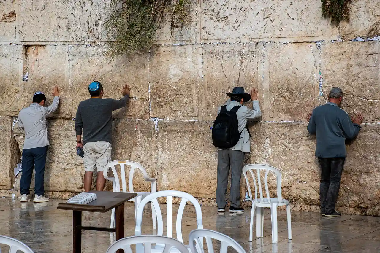 <a href="https://pixabay.com/photos/jerusalem-praying-wall-jew-torah-4598857/">Photo by Ri_Ya on Pixabay</a>