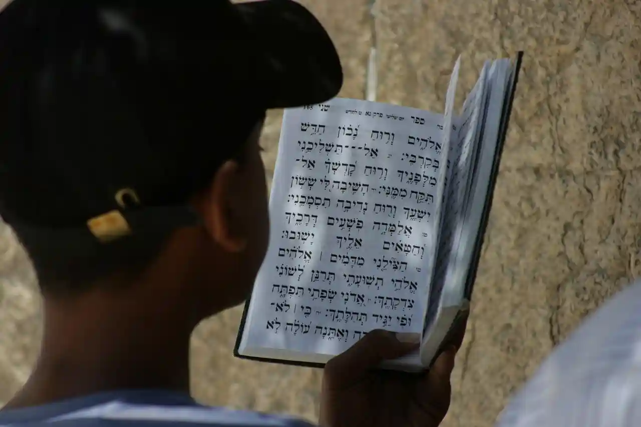 <a href="https://pixabay.com/photos/siddur-prayer-faith-jews-776367/">Photo by 777jew on Pixabay</a>