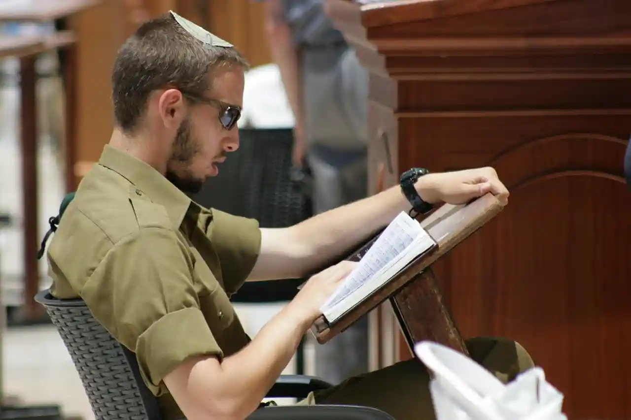 <a href="https://pixabay.com/photos/soldier-prayer-siddur-man-judaism-801508/">Photo by 777jew on Pixabay</a>
