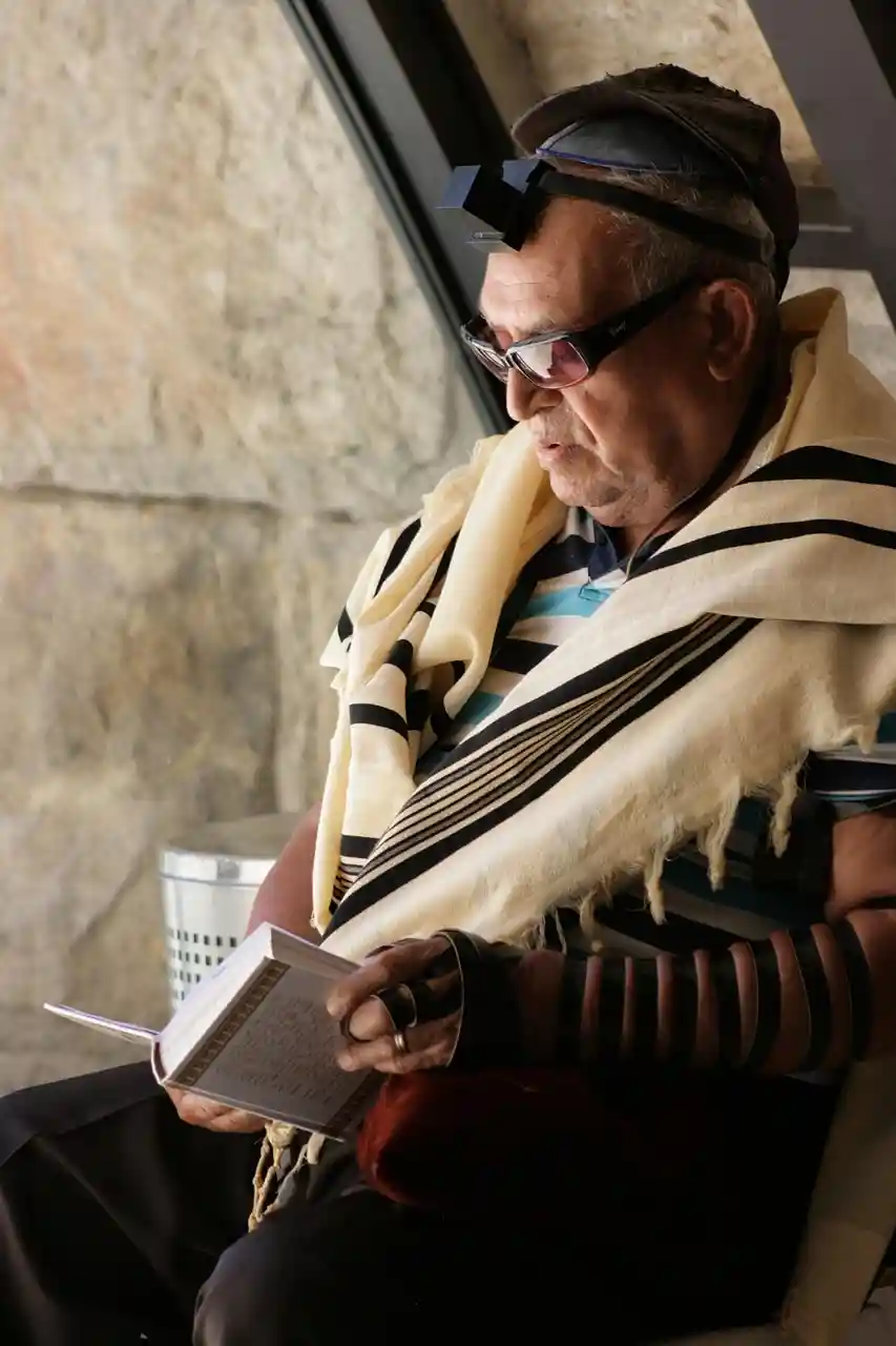 <a href="https://pixabay.com/photos/tefillin-tallit-judaism-bale-801511/">Photo by 777jew on Pixabay</a>
