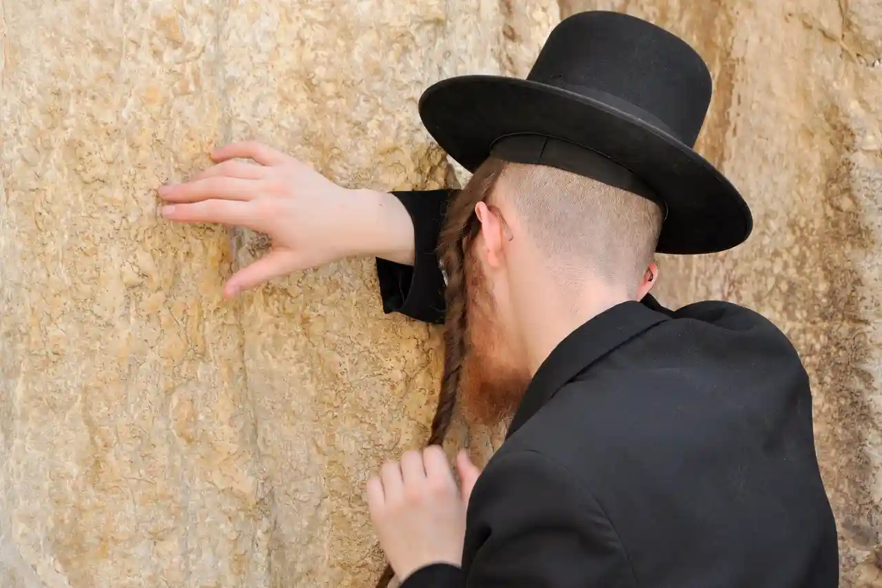 <a href="https://pixabay.com/photos/wailing-wall-jerusalem-pray-jew-1702919/">Photo by jandenouden on Pixabay</a>
